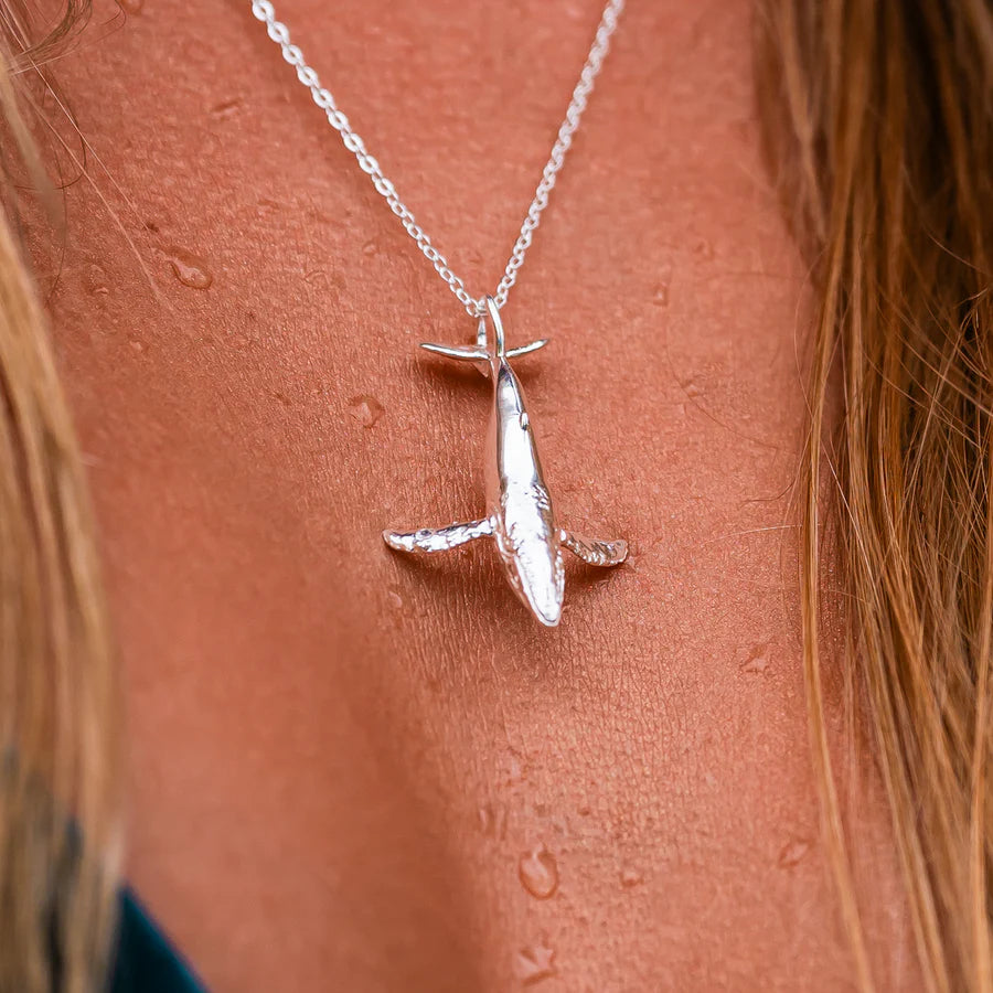 COLLAR LINDA BALLENA JOROBADA