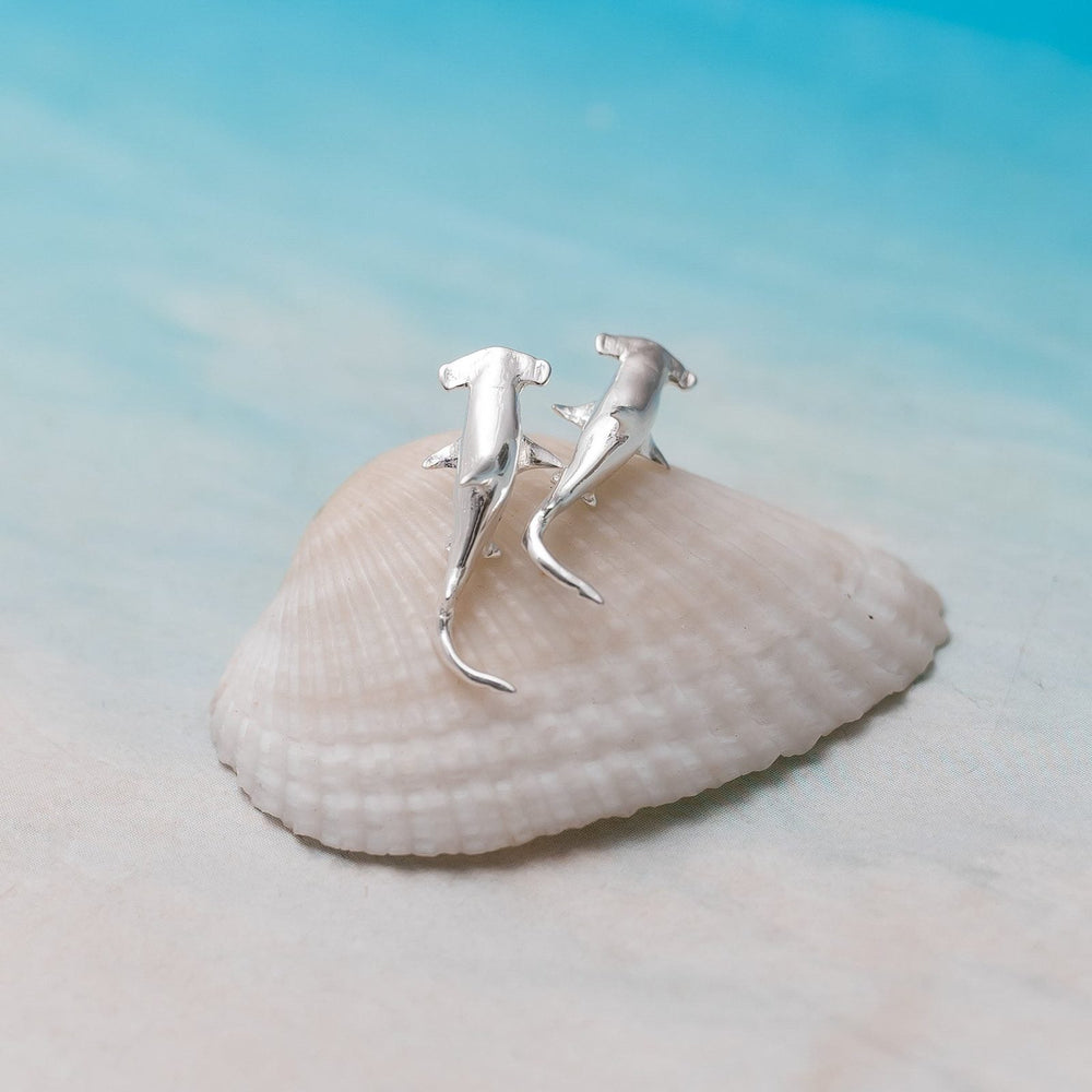Aretes Pegados Gran Tiburón Martillo sobre concha