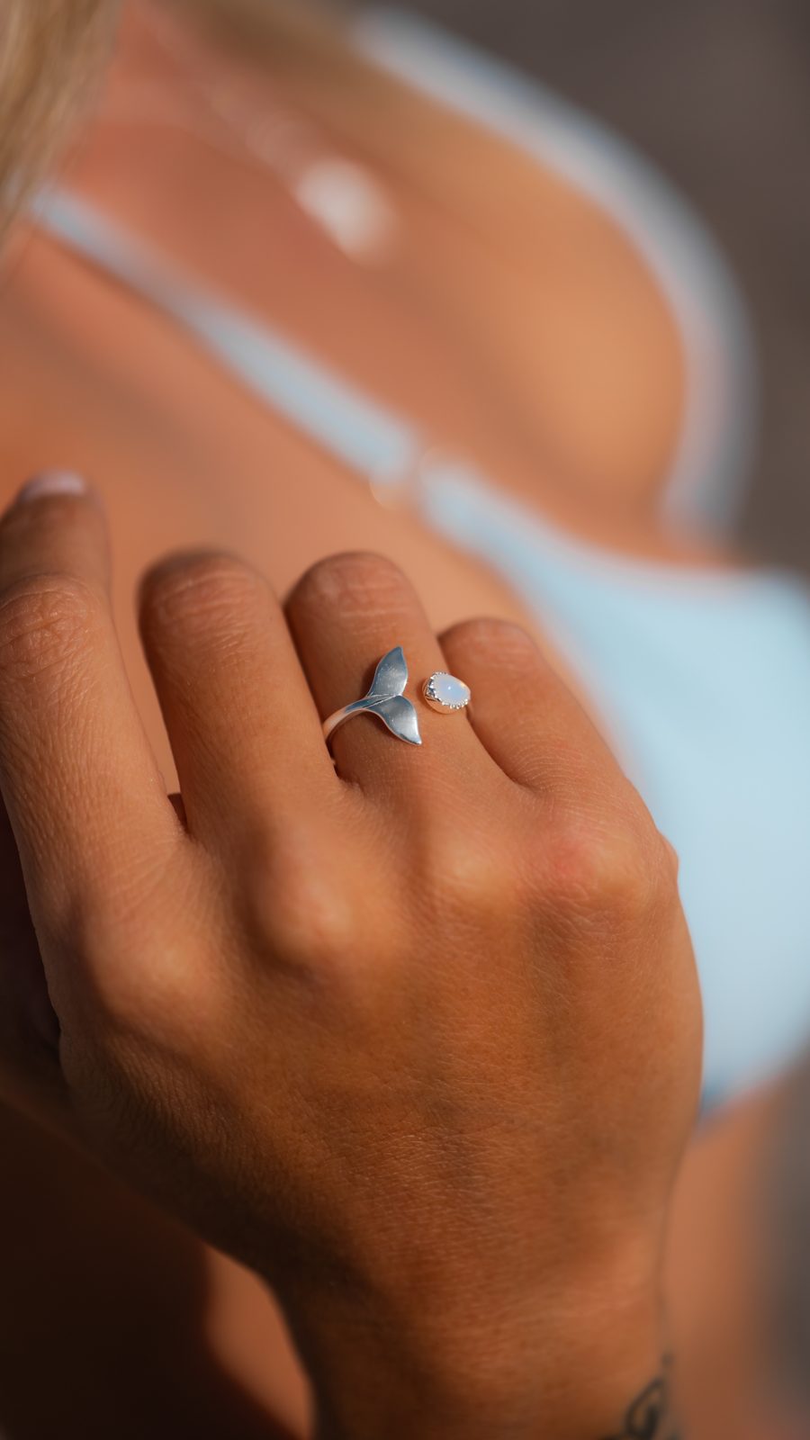 Anillo Ciclo Lunar Piedra Luna puesto