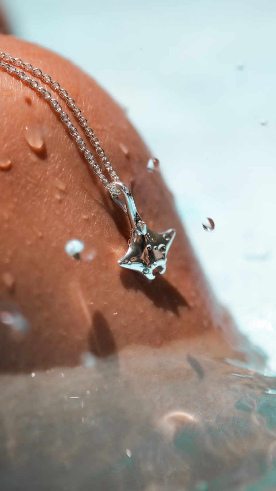 Collar Pequeña Mantarraya bajo el agua