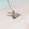 Collar Tortuga Bebé sobre arena