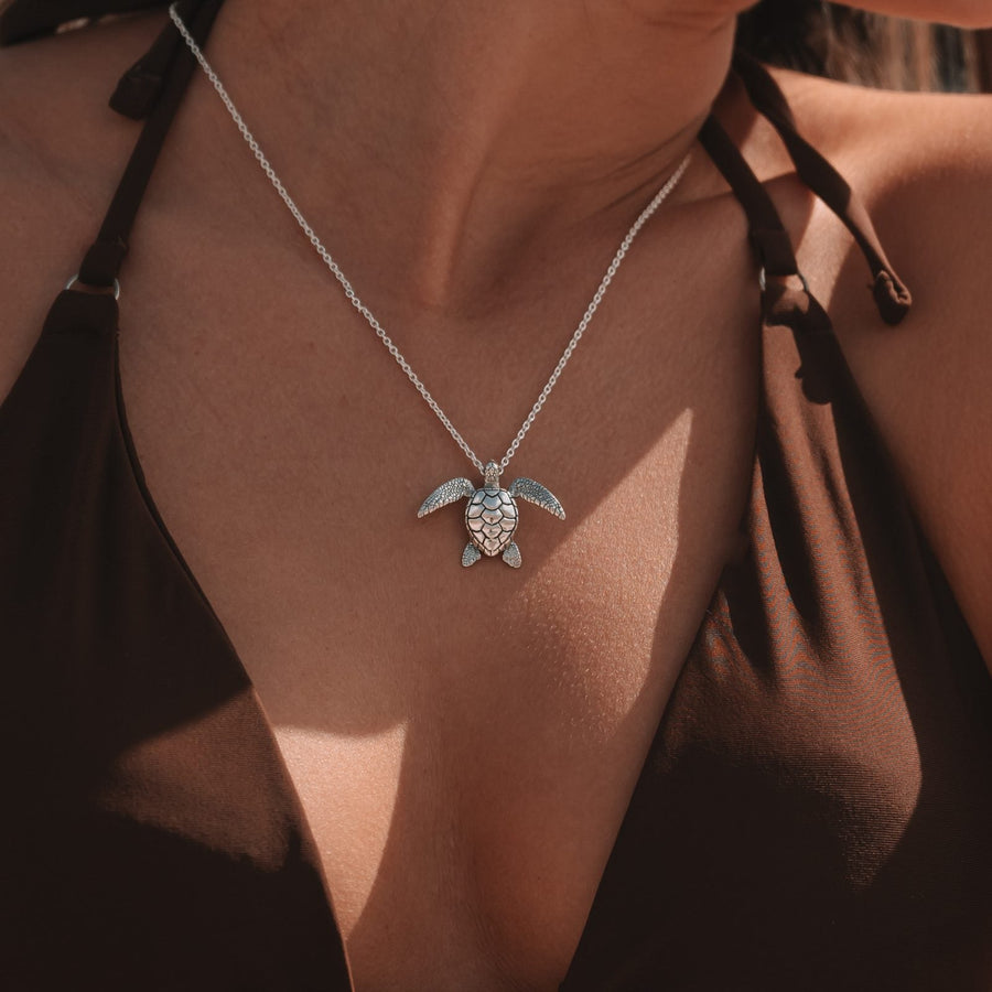 Collar Tortuga Marina Grande en modelo